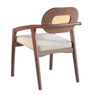 cadeira fabricada em madeira maciça