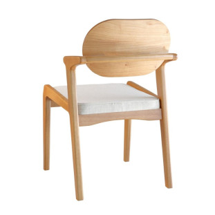 cadeira em madeira maciça